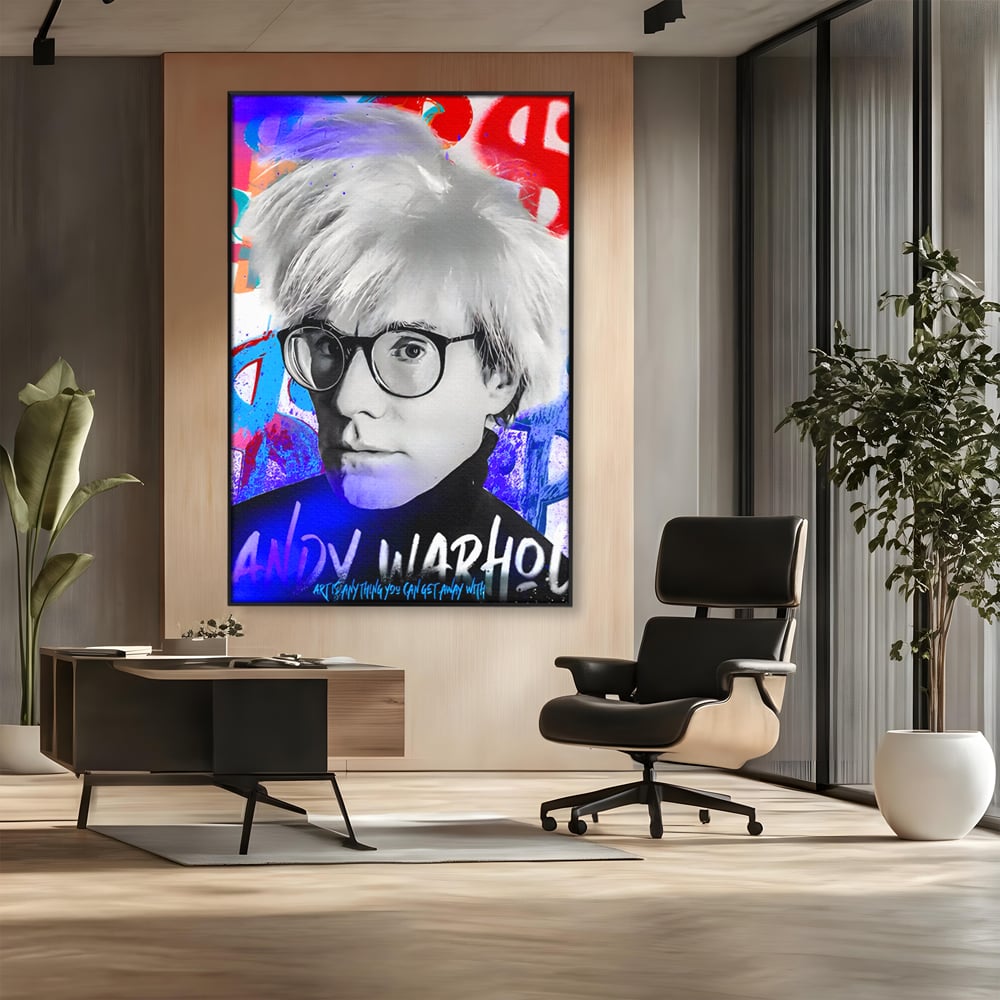 Tablou canvas cu tablou canvas cu portretul lui andy warhol, in rama de aluminiu negru, pe perete intr-un birou